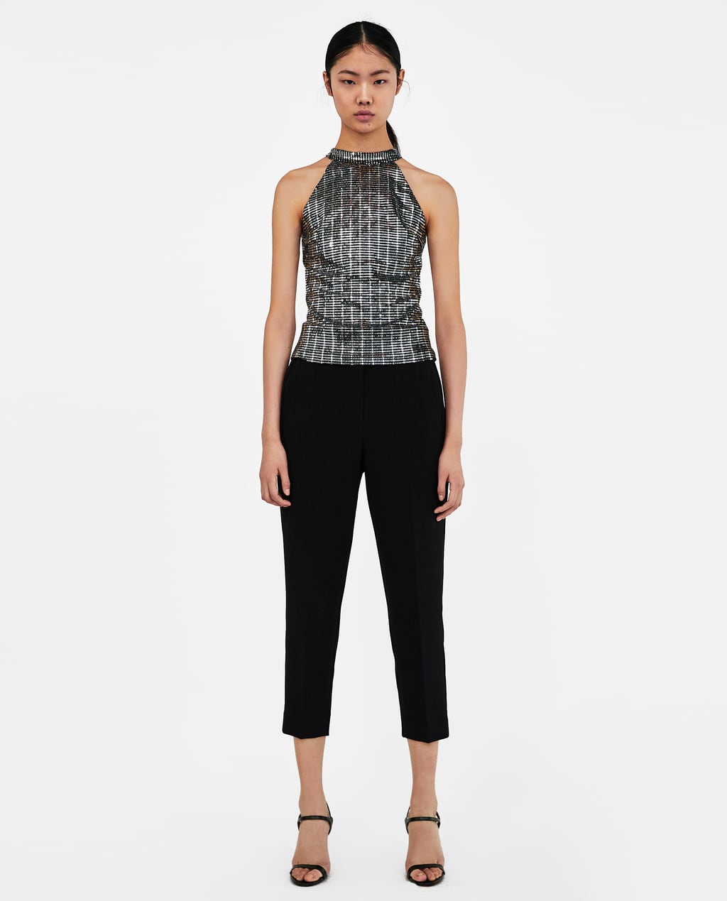 Este top es ideal para llevar con pantalones de color negro, como lo lleva la modelo. Top metalizado de Zara: 22,95.