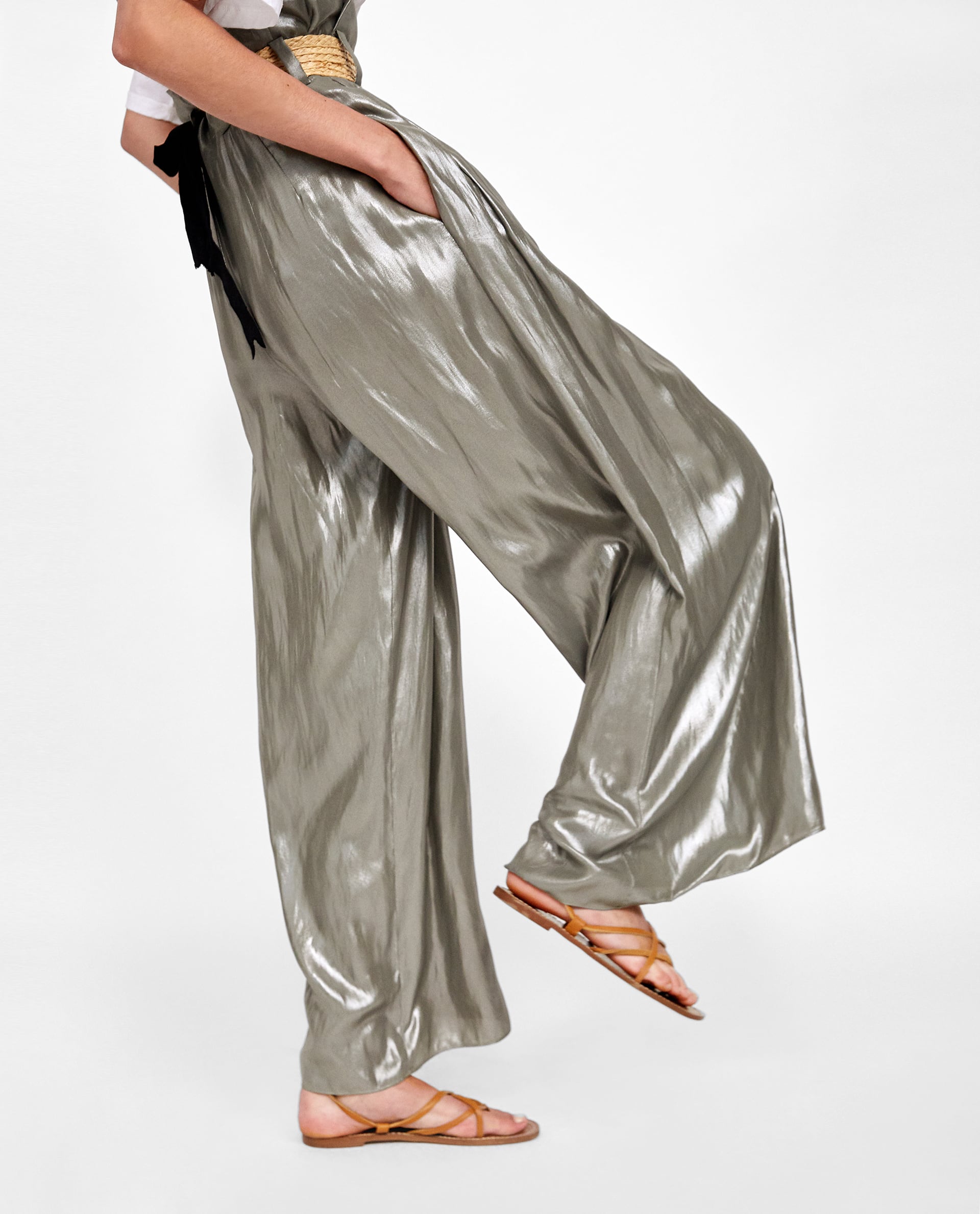 Pantalón palazzo con efecto metalizado de Zara: 39,95 euros.