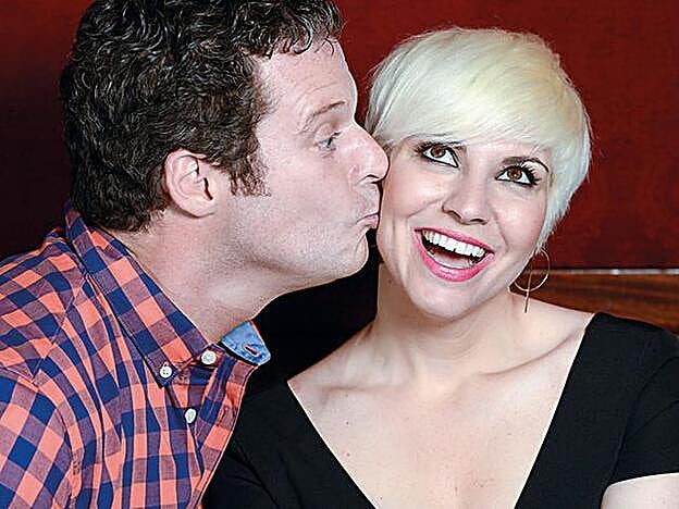 Jota Abril da un beso a Pasión Vega durante la entrevista.