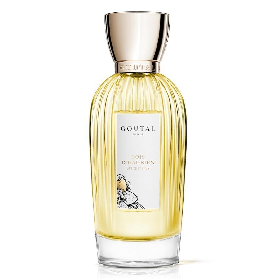 Huele a campiña, a hierbas altas, a cítricos, a madera y a brisa entre los árboles. Y también a entrelazar de manos y a miradas furtivas que se confunde con un rayo de sol mientras el Astro Rey se pone en el horizonte.  Bois D'Hadrien de Annick Goutal  (150 €).