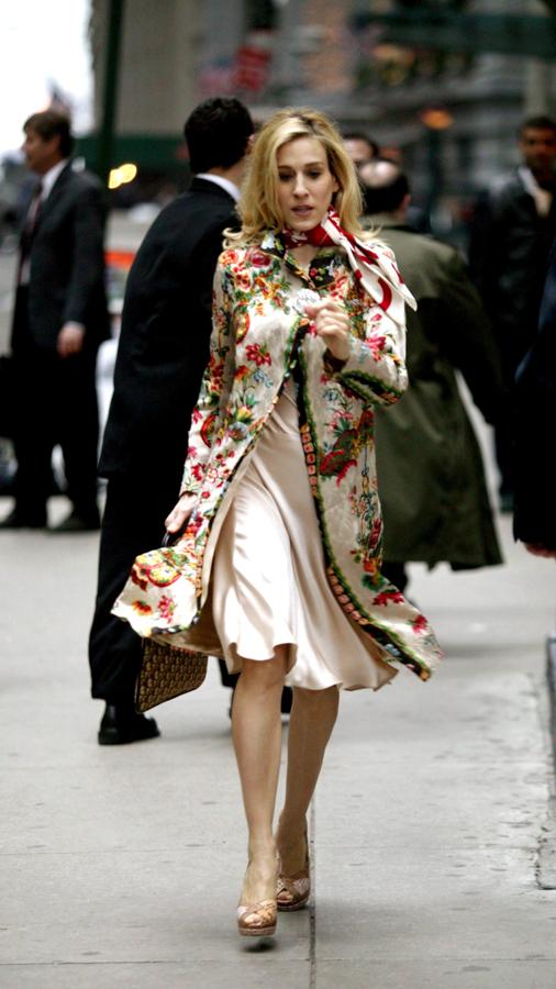 Y qué decir de este vestido de satén de inspiración lencera de Carrie Bradshaw. ¡Ha sido el rey de los looks de noche durante los últimos meses!