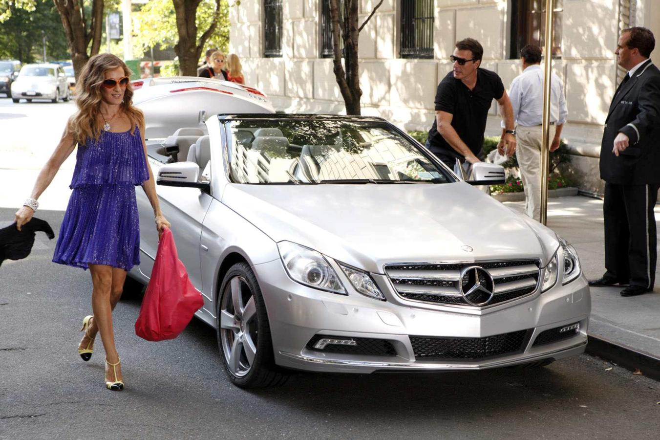 El morado ultraviolet es el color Pantone de 2018, y Carrie Bradshaw ya lo llevaba en 'Sexo en Nueva York' hace casi dos décadas... ¿Visionaria o 'trendsetter'?