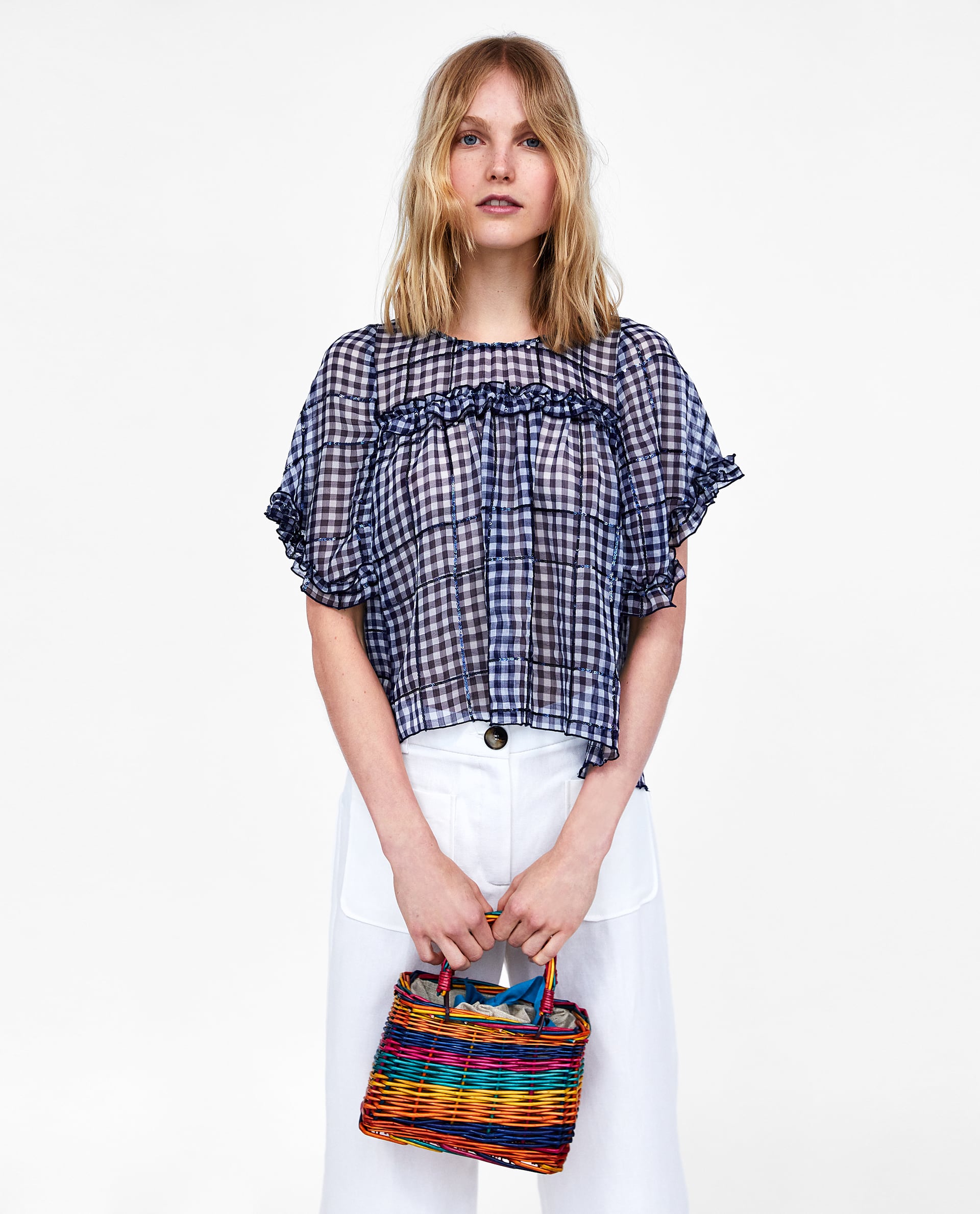 Originalísimo por su forma de capa, los adornos de lentejuelas del mismo tono azul y el volante que lo remata.