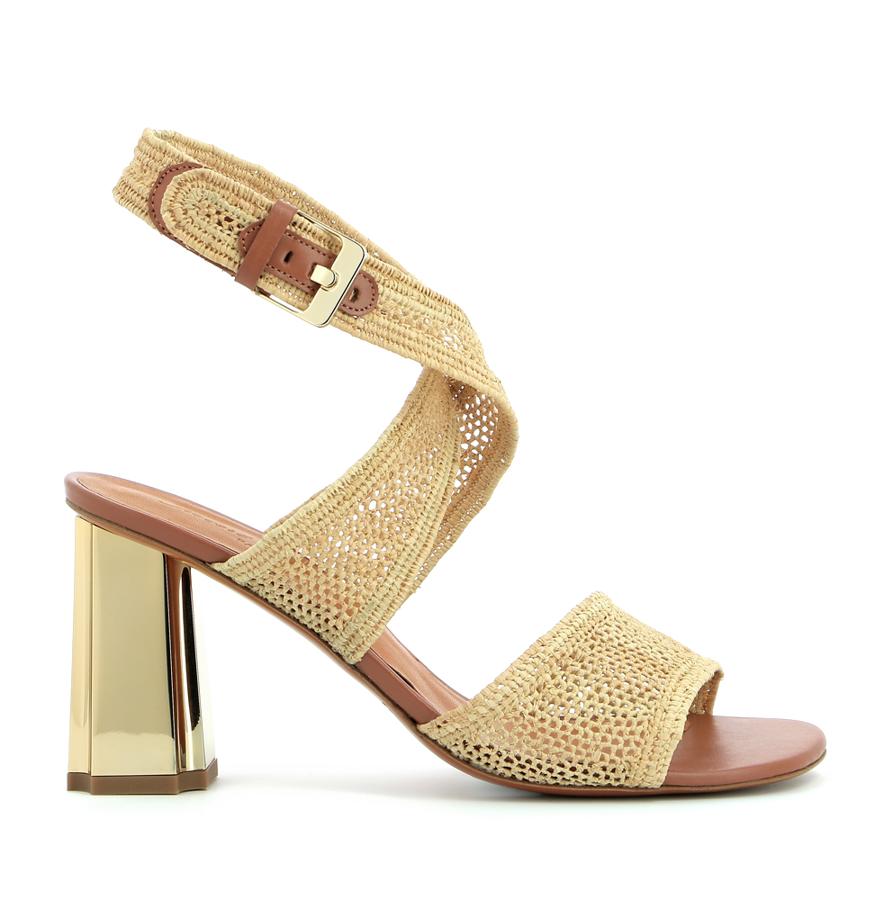 Las firmas francesas han hecho su versión más chic del trenzado. Más cerrado y en material más blando que se mezcla con detalles de piel.