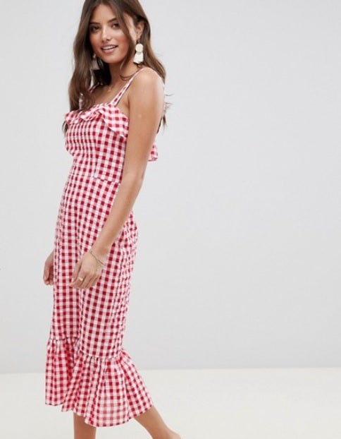 Precioso vestido adornado con volantes en el escote y el bajo. Precio: 41,99 euros.