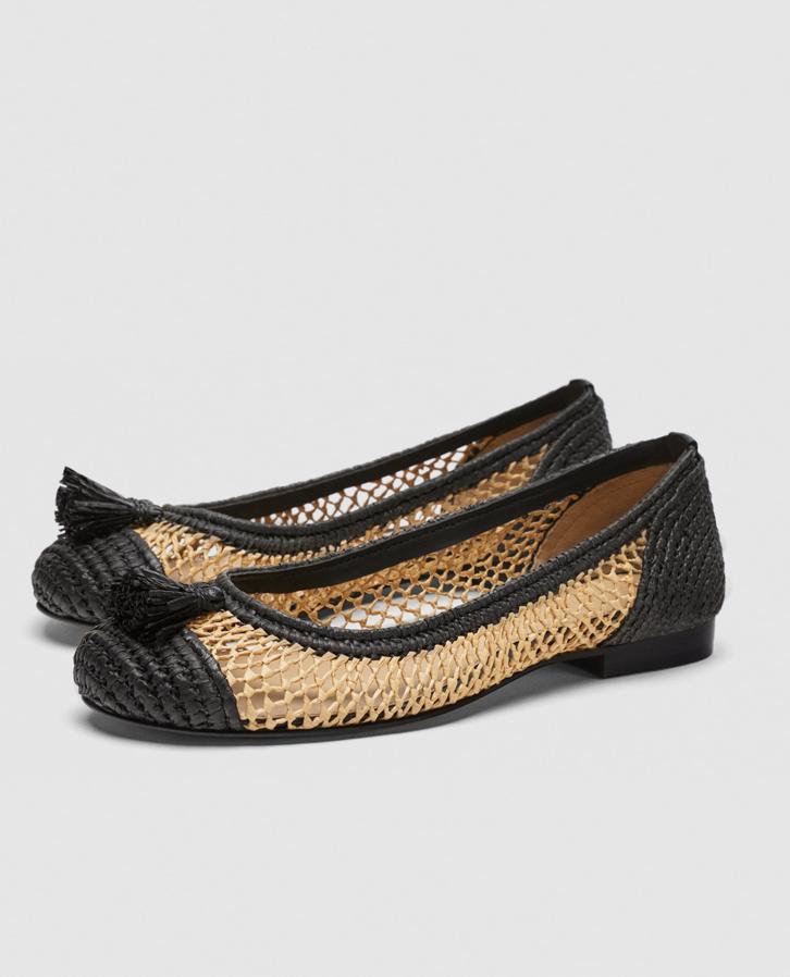 La bailarina bicolor es un clásico. Huye de las de piel de siempre y prueba esta versión en rafia mucho más fresquita.