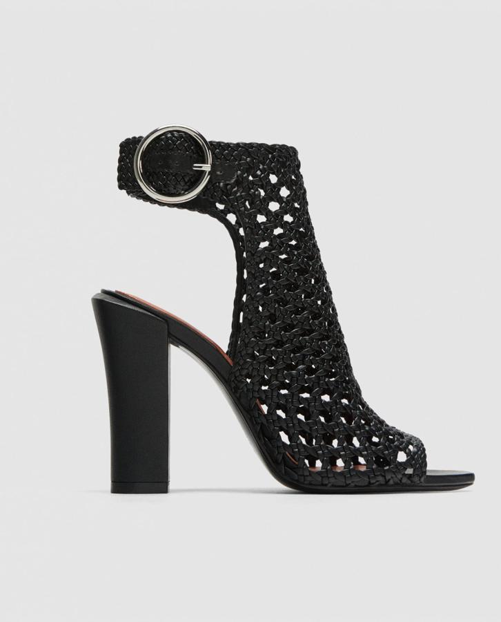 Lejos de ser solo para día, la rejilla también tiene su versión en sandalia de tacón. En Zara es así, con talón al aire y una hebilla en el tobillo. Parecen hechas para demostrar que esta tendencia tiene muy poco de abuela...