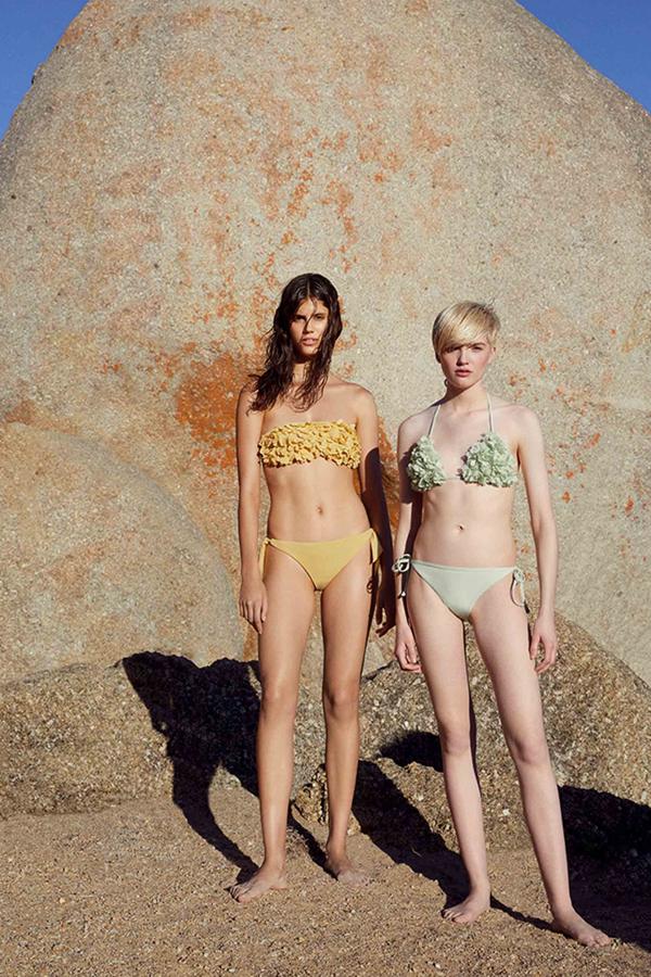 Desde esta temporada, Oysho se ha unido a la inciativa de Inditex, Join Life, con su primera colección de baño. Se trata de un proyecto de sostenibilidad en general (cualquier tejido, reciclaje de ropa, de cajas, etc.) y esta es la colección de baño 2018, con un nombre ad hoc: Wear(e) the change. Como en Mango, Oysho también apuesta por supermodelos para su campaña más eco, esta vez con Mica Arganaraz (izquierda) y Ruth Bell (derecha).