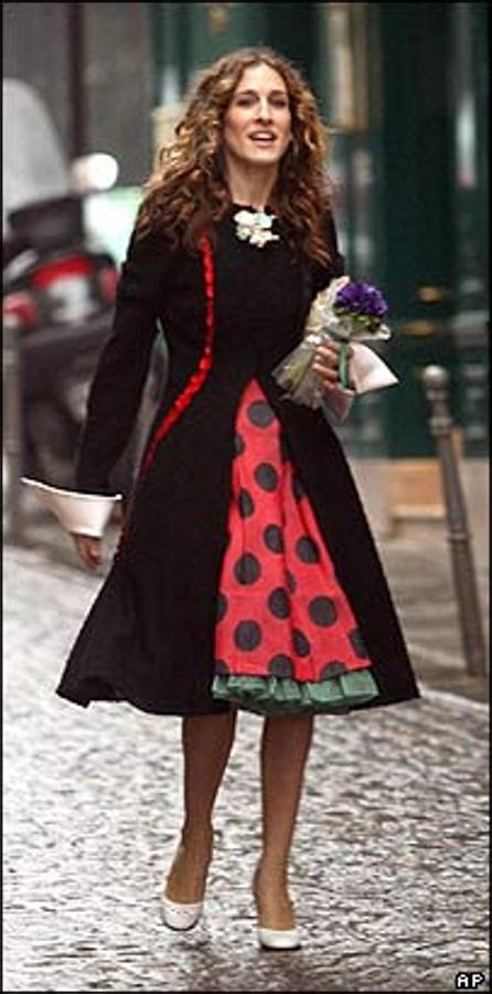 La sexta y última temporada fue la que nos dio los mejores looks. Las calles de París, la capital de la moda, inspiraron a la estilista Patricia Field para conseguir looks como este. Y ojo a los zapatos blancos que tanto se llevan ahora; Patricia era una auténtica visionaria.