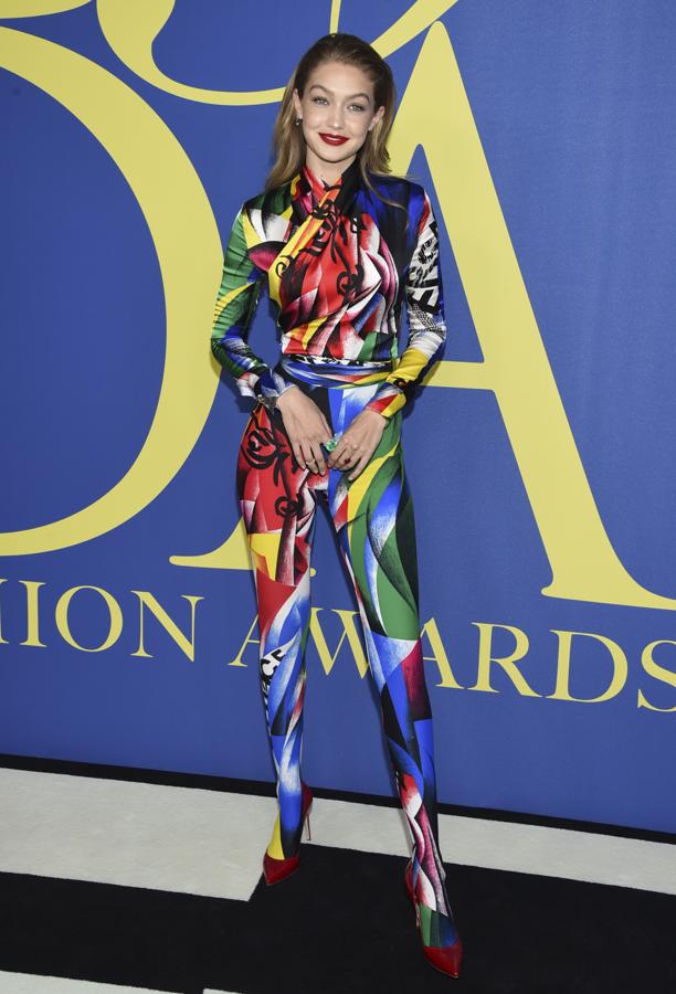 El premio a la más original y atrevida de la noche se lo llevó Gigi Hadid, que se atrevió con un colorido mono de Versace que combinó con salones de charol rojos de Stuart Weitzman.