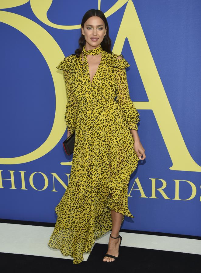Irina Shayk apostó por un llamativo vestido amarillo con 'print animal' de Diane Von Furstemberg que acompañó de complementos en negro y un original maquillaje con 'eyeliner' también en amarillo.