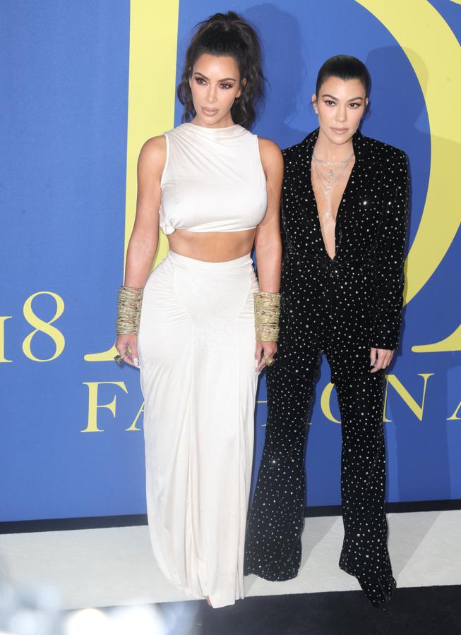 Kim apostó por el blanco de Rick Owens y Kourtney por el negro de Christian Siriano. Ambas posaron juntas, y ambas 'lucharon' por ser las más sexys de la noche.