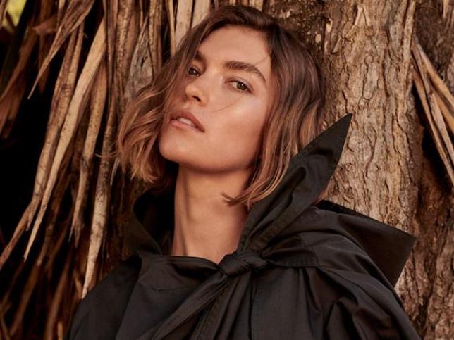 Mango Committed. Así se llama la colección cápsula sostenible de la firma. Esta P/V 2018 es la tercera temporada que apuestan por esta iniciativa que además, tiene las campañas más bonitas. La primera la protagonizó la supermodelo Raquel Zimmerman; la segunda, Liya Kebede; y esta tercera tiene como estrella a la top Arizona Muse. Las prendas están elaboradas con algodón orgánico o reciclado y tintes de origen vegetal.