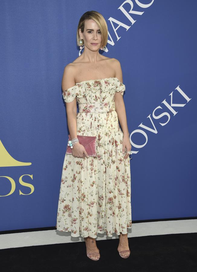Sarah Paulson eligió un diseño muy romántico con estampado floral y escote 'off the shoulders' firmado por Brock Collection.