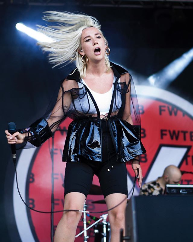 La cantante de Yonaka da en el clavo con estos ciclistas: reconfirmamos por esos aros dorados que sabe por dónde soplan las tendencias..