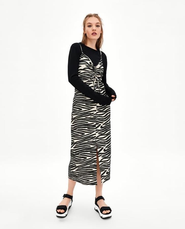 Vestido lencero con estampado de cebra, 19,95 euros.