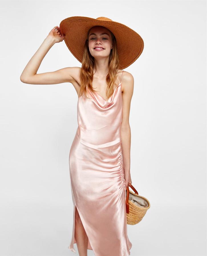 Vestido lencero en rosa claro drapeado, 39,95 euros.