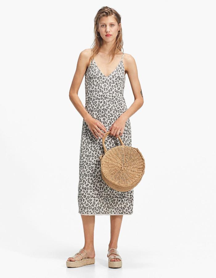 Vestido lencero de punto con estampado de leopardo, 19,99 euros.