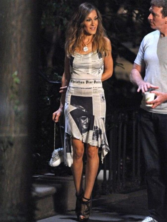 Si hay un vestido que no puede faltar en esta selección es el de estampado de periódico. Un diseño de John Galliano para Dior que Carrie llevó en la serie y repitió en la película como un claro guiño a los comienzos del personaje.