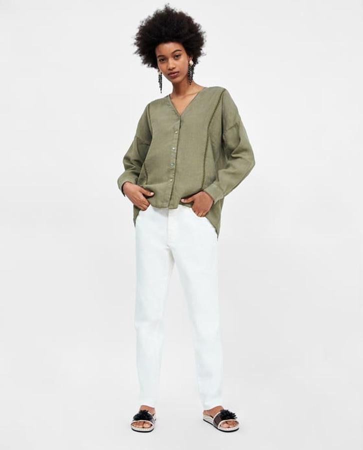 Blusa de lino en color khaki, 25,95 euros.