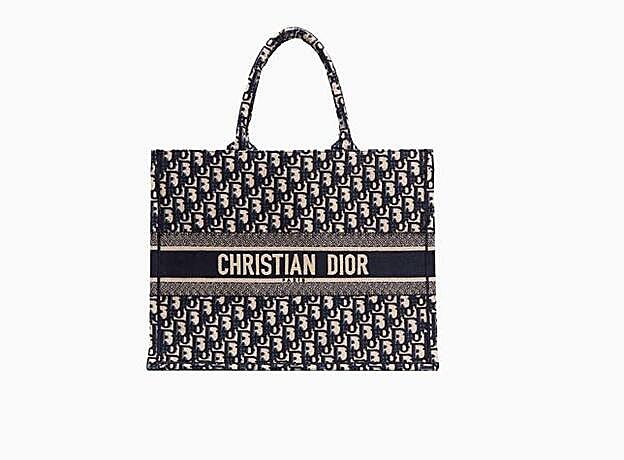 Bolso Dior Book Tote de tela Dior Oblique sobrebordada, 1.900 euros.