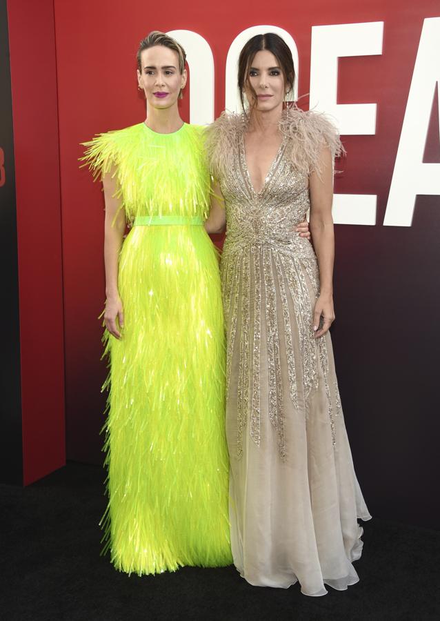 Sarah Paulson se atrevió con este llamativo diseño de flecos de PVC neón de Prada, mientras que Sandra Bullock combinó lentejuelas y plumas en este diseño de Elie Saab Haute Couture-
