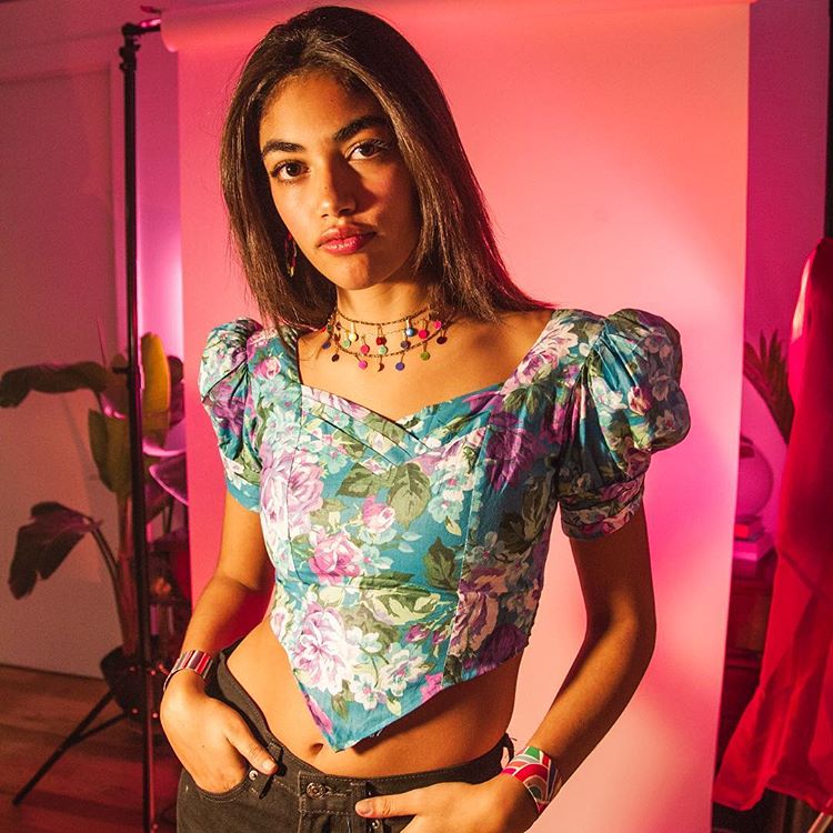 El truco más radical: convertir el vestido de fiesta en un dos piezas y combinarlas con textiles de todo trote, como el denim.