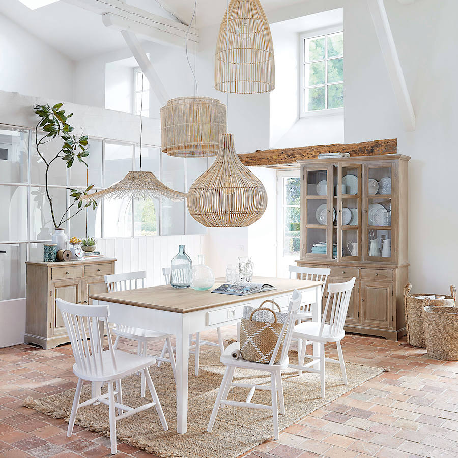 La madera con acabado natural y el blanco se adueñan de este inspirador comedor con sabor a verano de Maison du Monde.