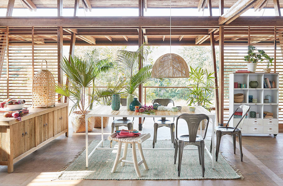 La madera es la protagonista de las propuestas estivales de Maison du Monde, que nos propone un salón tropical que nos hace viajar al mismísimo paraíso.