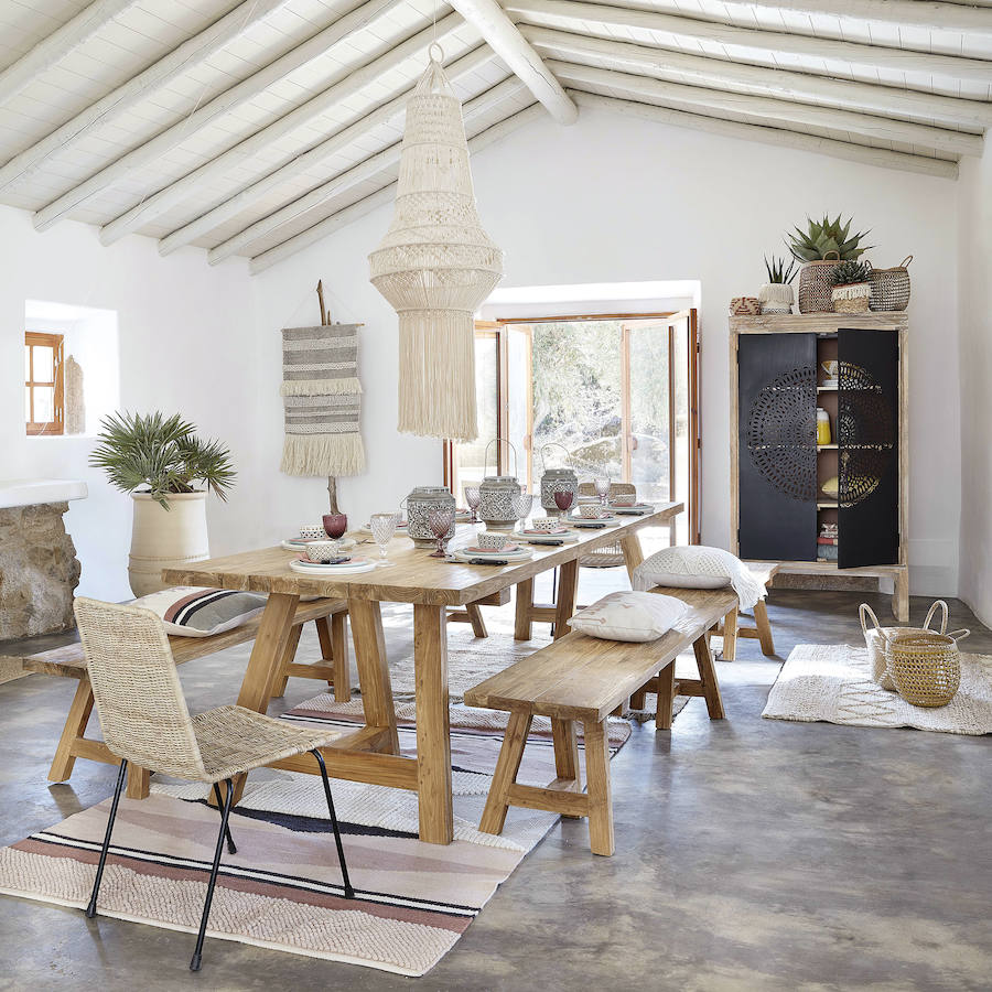 Otro buen ejemplo de comedor de verano en madera y blanco de Maison du Monde.