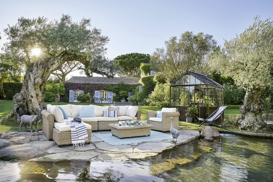 Vale, este jardín es un auténtico sueño, pero la disposición de los muebles de exterior y las combinaciones textiles en azul y blanco ponen la guinda perfecta a este espacio.