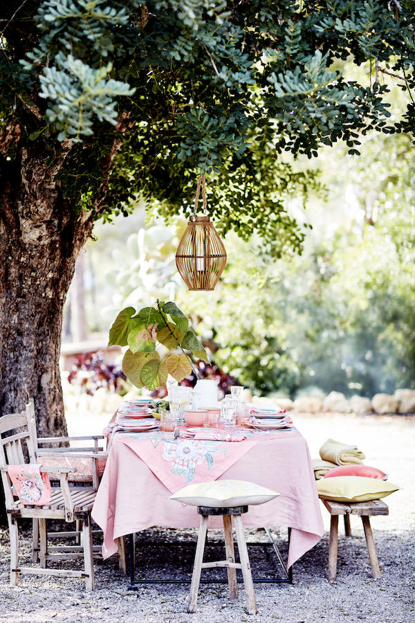 El verano invita a salir y organizar largas veladas al aire libre, y esta mesa en tonos 'soft' que nos proponen desde Zara Home nos parece ideal.