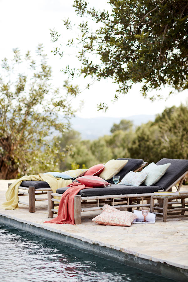 Disfrutar del verano al borde de la piscina y, si es posible, en unas hamacas tan confortables como estas de Zara Home.