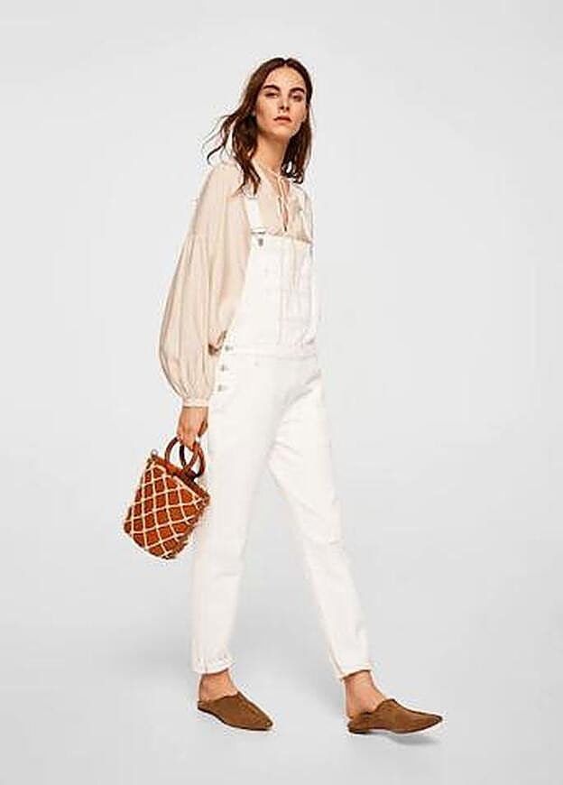 Peto denim con costuras en color blanco, 39,99 euros.