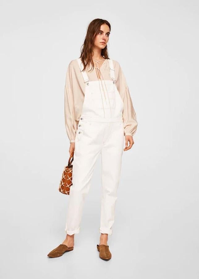 Peto denim con costuras en color blanco, 39,99 euros.