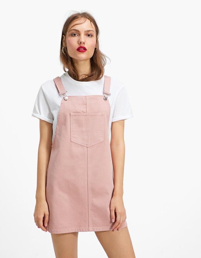 Peto denim en color rosa, 19,99 euros.