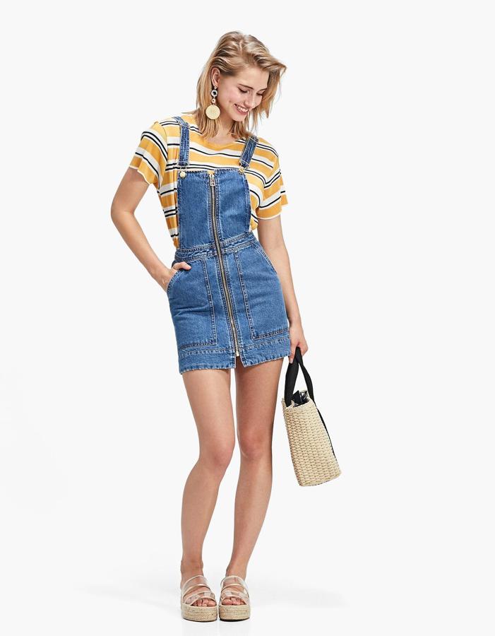 Peto denim con cremallera, 25,99 euros.