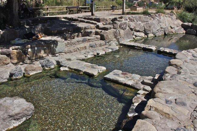 Arnedillo de uno de los pueblos de La Rioja que ha construido sus casas acariciando el propio río Cidacos. De los monumentos más importantes que tiene Arnedillo es la Iglesia de San Servando y San Germán del siglo XVI y declarada Bien de Interés Cultural. Pero lo mejor son sus secretas aguas termales, de probable origen romano.