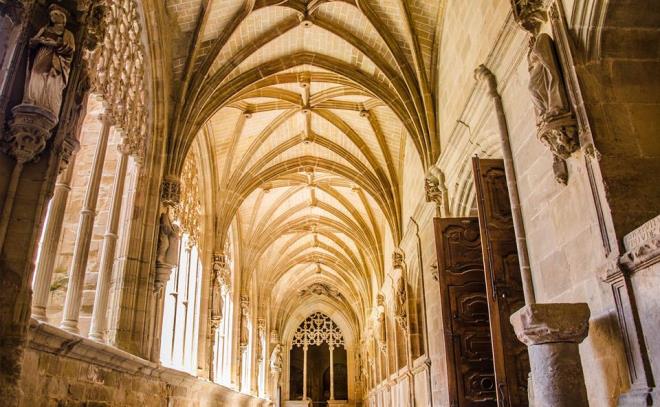 Sin duda, uno de los monumentos más memorables de Nájera es el Monasterio de Santa María la Real. Destaca especialmente por el claustro de los Caballeros del siglo XVI con sus estilos gótico, plateresco y renacentista. Pero esto no es todo, también está el Monasterio de la Santa Cruz, las ruinas del castillo-fortaleza de La Mota y el Convento de Santa Elena.