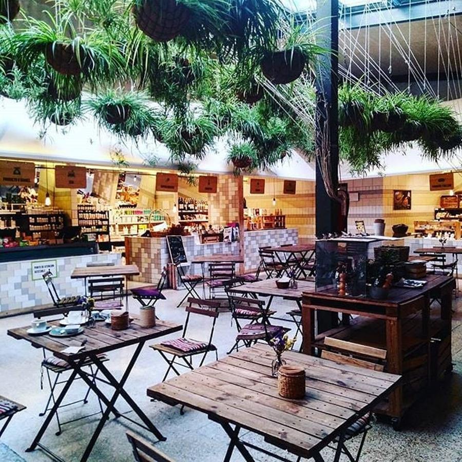 Huerto, mercado, cantina, cafetería... En El Huerto de Lucas encontrarás tanto en sus puestos de venta como en sus mesas productos cuidadosamente seleccionados "y alimentos 100% orgánicos de la más alta calidad. Beneficiosos para la salud y para la conservación del medio ambiente". En la Calle San Lucas, 13, de Madrid