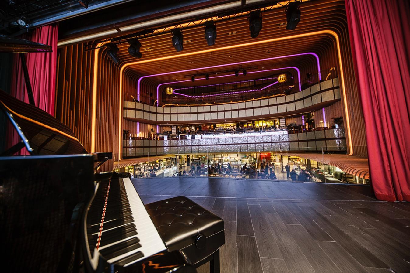 Platea Madrid es el centro de ocio gastronómico más grande de Europa, además de un nuevo concepto que aúna seis ambientes en más de 6.000 metros cuadrados 'adornados' con unas cuantas estrellas Michelín en sus cocinas. En la Calle Goya, 5-7, de Madrid.