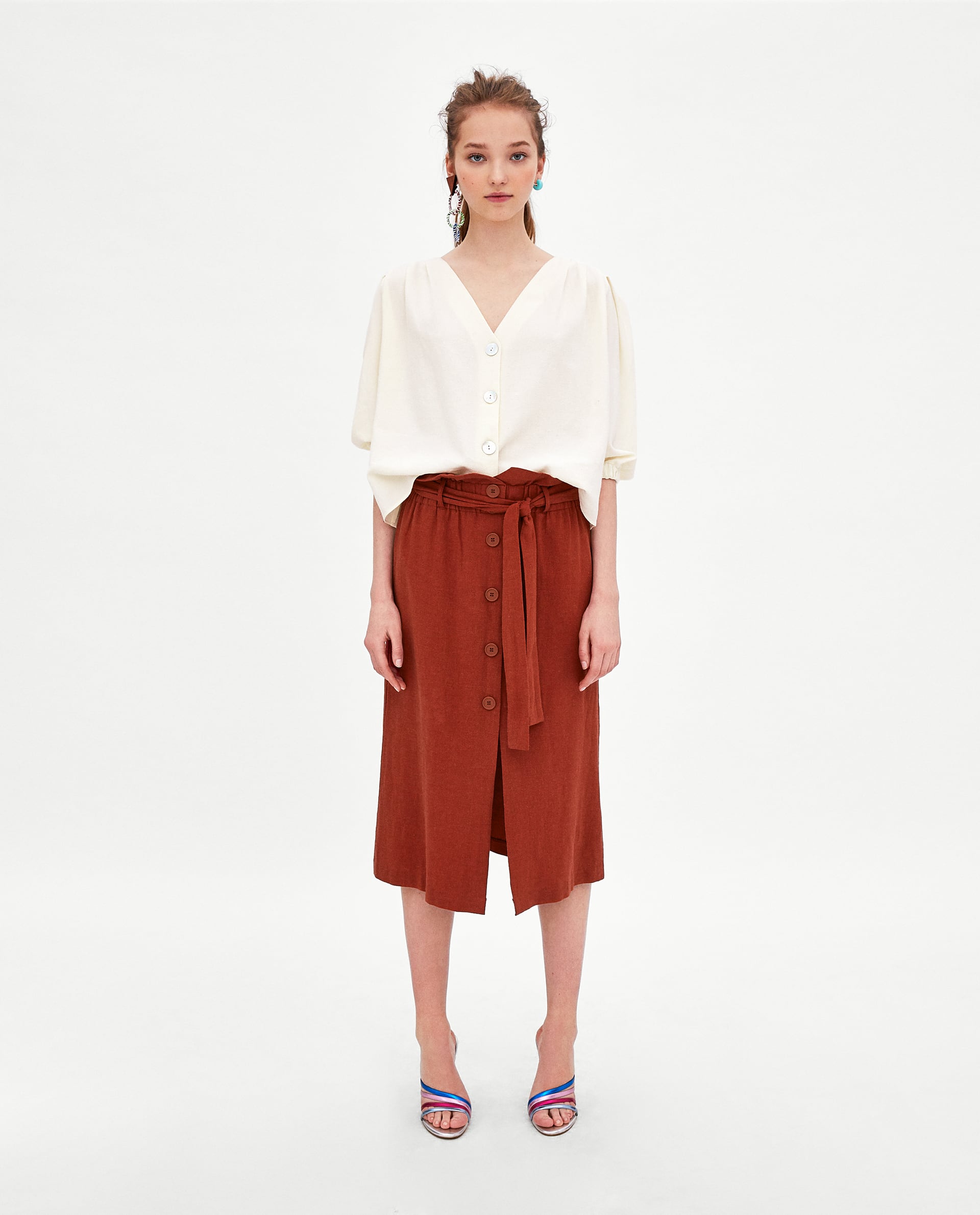 Falda denim midi con raja frontal de Zara: 29,95 euros.