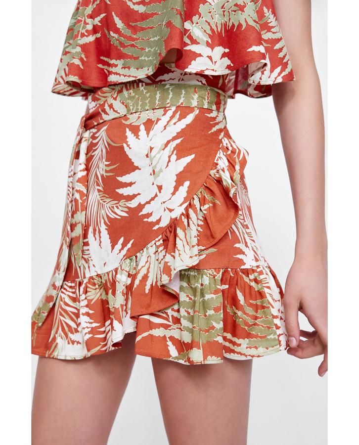 Falda cruzada con estampado floral de Zara: 19,95 euros.