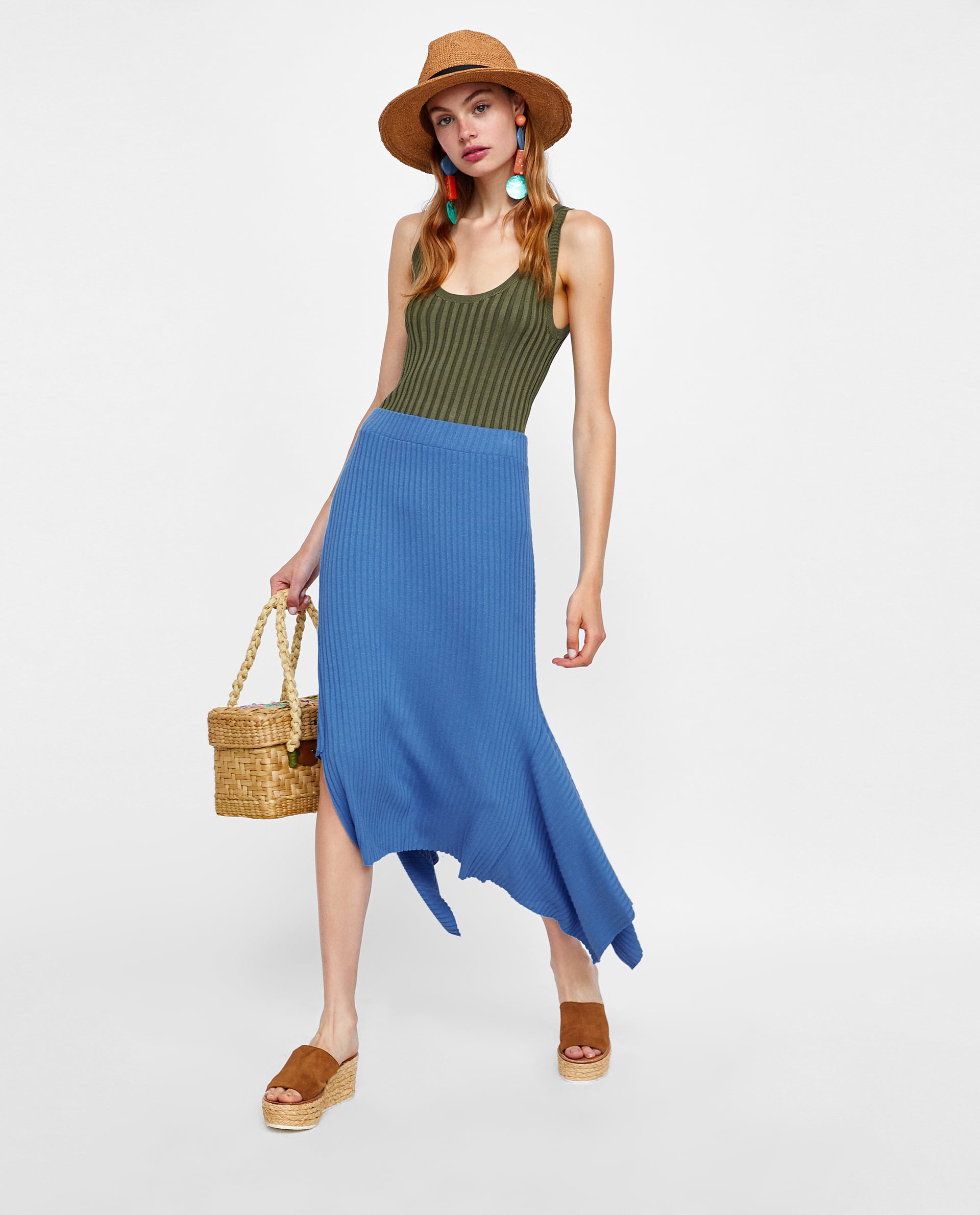 Falda midi fluida de cintura elástica y forma asimétrica de Zara: 17,95 euros.