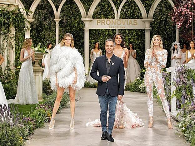 Hervé Moreau, director creativo de Pronovias, saluda al final del desfile.