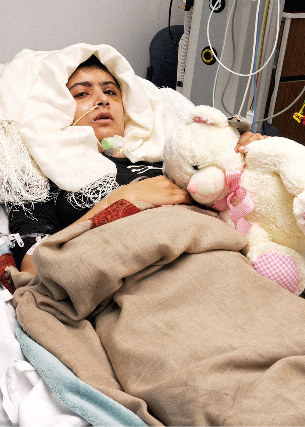 Malala en el hospital donde fue trasladada tras el atentado en 2013.
