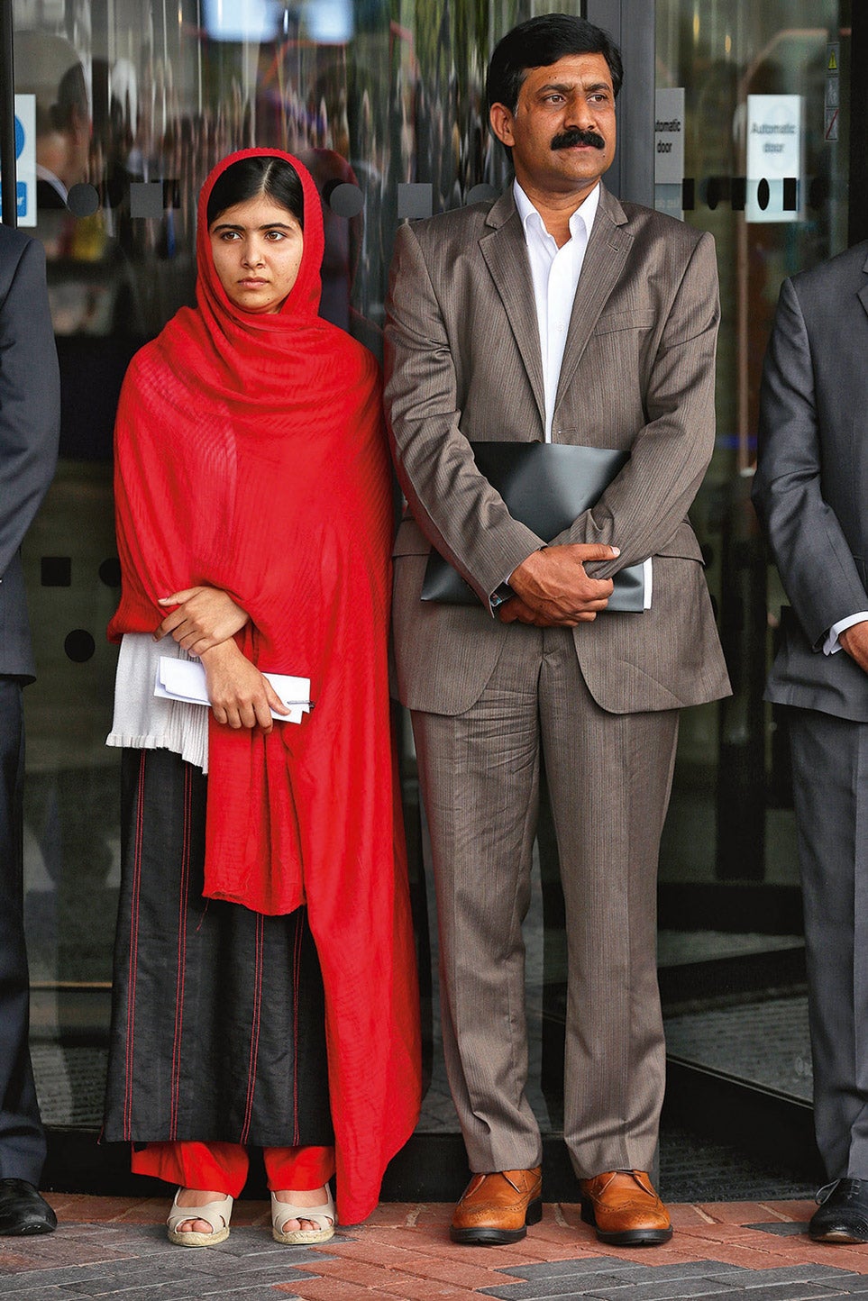 Junto a su padre, inaugurando la biblioteca de Birmingham (2013).