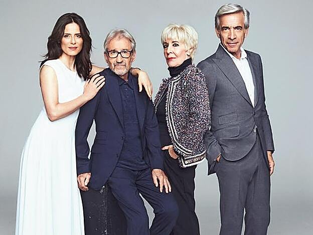 De izq. a dcha., Aitana Sánchez-Gijón, con vestido de Roberto Cavalli, sandalias de Úrsula Mascaró, joyas de Swarovski y look de belleza de Lancôme. José Sacristán, traje de B Corner para Just One, polo de Hence, y deportivas de New Balance. Concha Velasco, jersey y pantalón de Punto Roma, chaqueta de Zara y zapatos de Gadea. Imanol Arias, traje de B Corner para Just One, camisa de Massimo Dutti, reloj de Bulgari y zapatos de Martinelli.