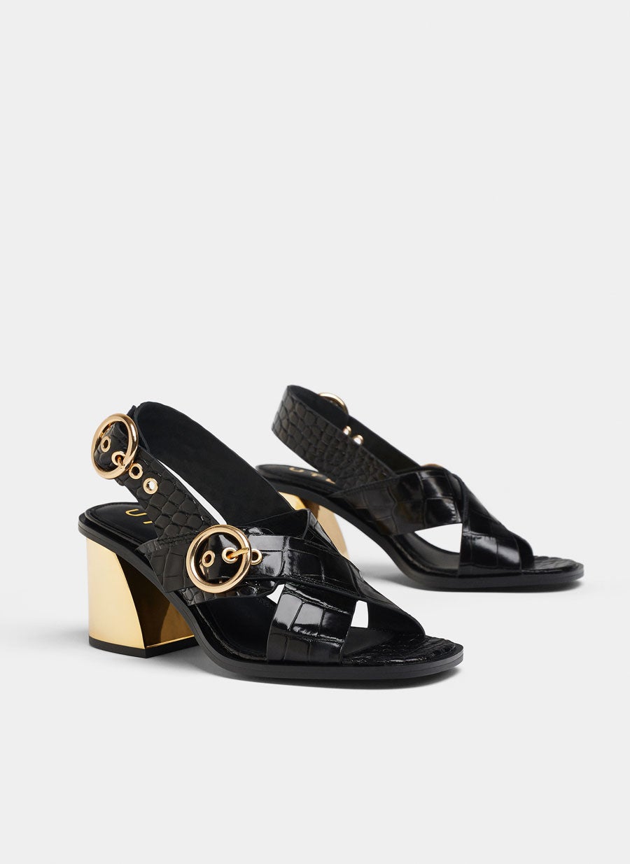 Sandalias de coco con hebillas y detallede tacón dorado de Uterqüe: 119 euros.