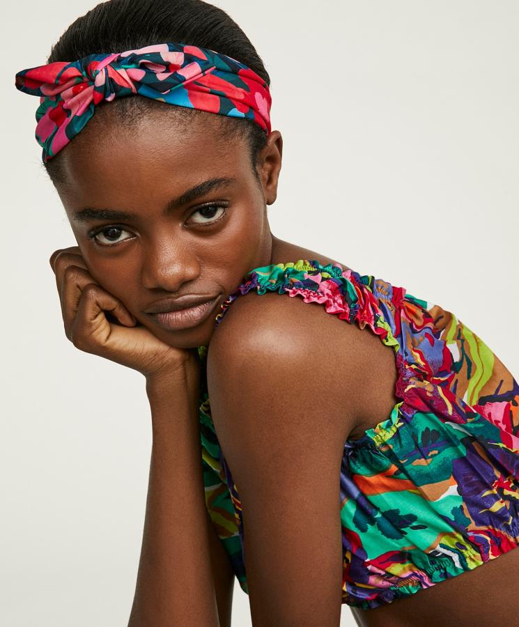 ¿Qué haríamos sin los turbantes? Nada… Este de Oysho cuesta 7,99 euros y te va a combinar con cualquier bikini o bañador.